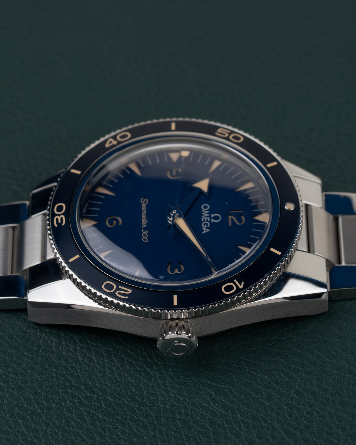 OMEGA Seamaster 300 Co-Axial 234.30.41.21.03.001 - kast en kroon van opzij gefotografeerd