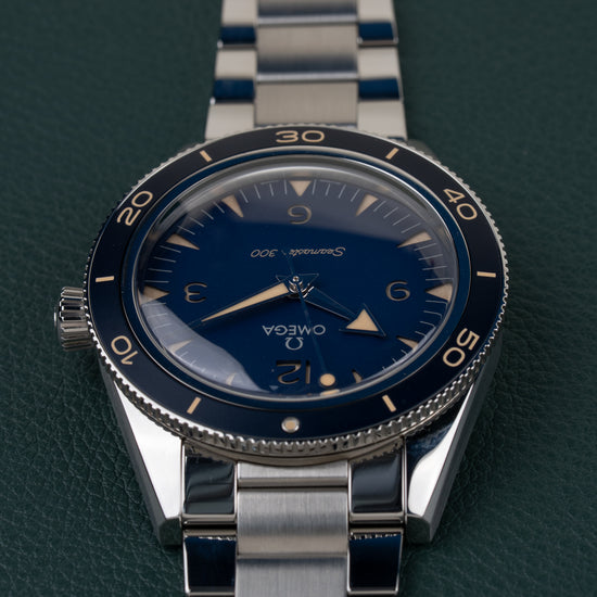 OMEGA Seamaster 300 Co-Axial 234.30.41.21.03.001 - detailopname vanuit een gedraaide hoek met kroon links