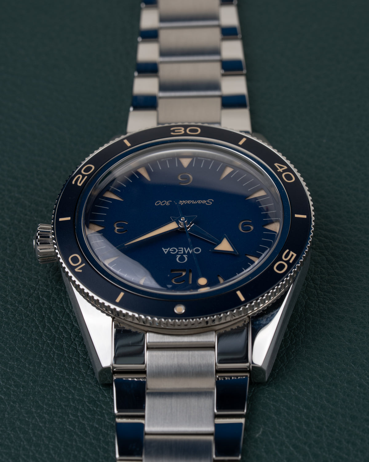 OMEGA Seamaster 300 Co-Axial 234.30.41.21.03.001 - detailopname vanuit een gedraaide hoek met kroon links