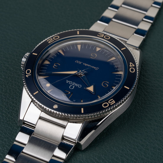 OMEGA Seamaster 300 Co-Axial 234.30.41.21.03.001 - diagonale detailopname van wijzerplaat en bezel