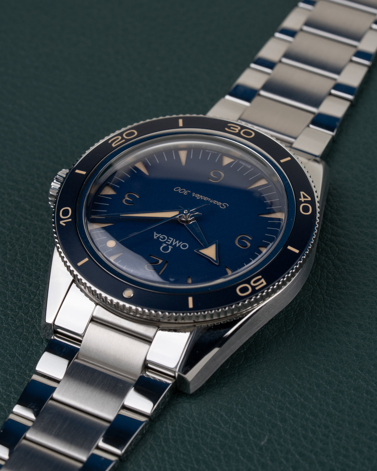 OMEGA Seamaster 300 Co-Axial 234.30.41.21.03.001 - diagonale detailopname van wijzerplaat en bezel