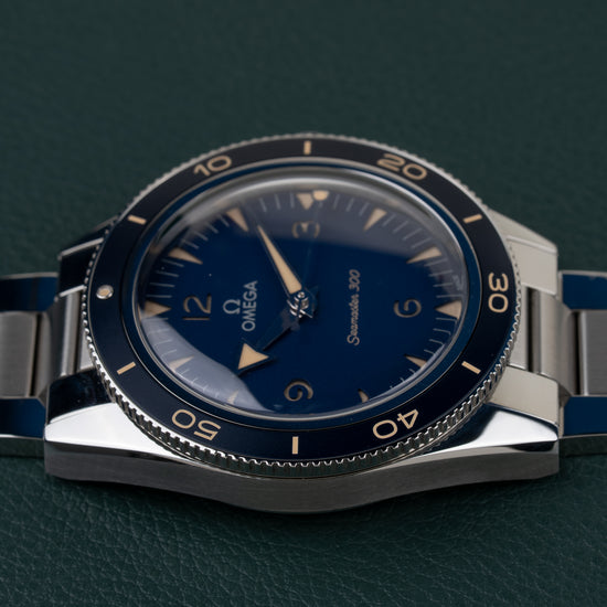 OMEGA Seamaster 300 Co-Axial 234.30.41.21.03.001 - lage hoekopname van de kastrand en wijzerplaat