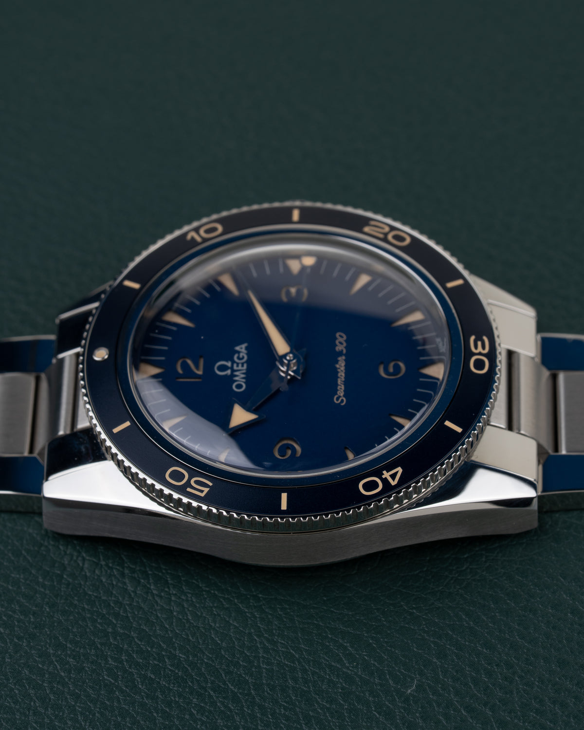 OMEGA Seamaster 300 Co-Axial 234.30.41.21.03.001 - lage hoekopname van de kastrand en wijzerplaat