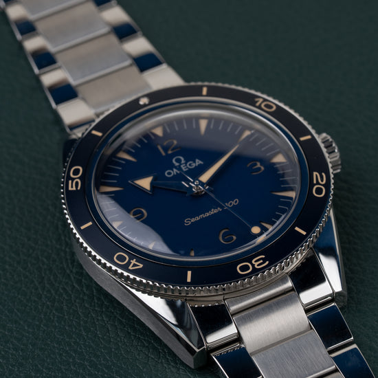 OMEGA Seamaster 300 Co-Axial 234.30.41.21.03.001 - detailopname onder een hoek met kroon zichtbaar