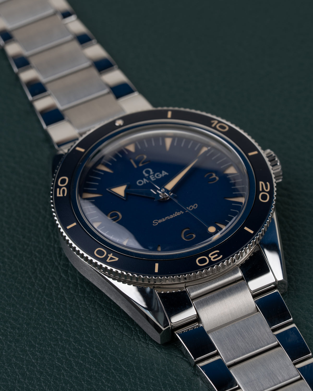 OMEGA Seamaster 300 Co-Axial 234.30.41.21.03.001 - detailopname onder een hoek met kroon zichtbaar