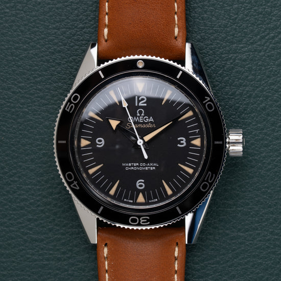 Omega Seamaster 300 Master Co-Axial 233.32.41.21.01.002 - frontaal aanzicht met zwarte wijzerplaat, vintage-stijl indexen en bruin leren band