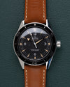 Omega Seamaster 300 Master Co-Axial 233.32.41.21.01.002 - frontaal aanzicht met zwarte wijzerplaat, vintage-stijl indexen en bruin leren band