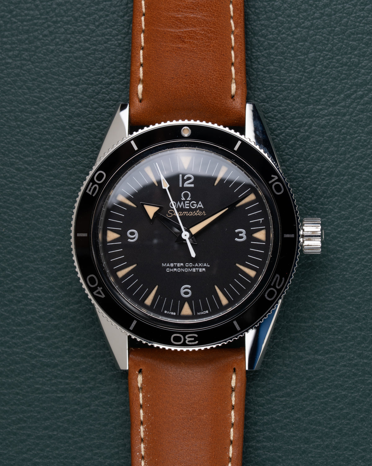 Omega Seamaster 300 Master Co-Axial 233.32.41.21.01.002 - frontaal aanzicht met zwarte wijzerplaat, vintage-stijl indexen en bruin leren band
