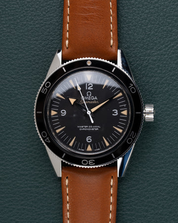Omega Seamaster 300 Master Co-Axial 233.32.41.21.01.002 - frontaal aanzicht met zwarte wijzerplaat, vintage-stijl indexen en bruin leren band