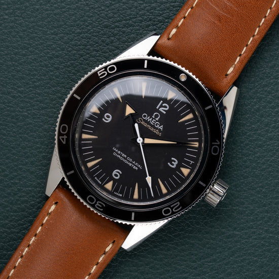 Omega Seamaster 300 Master Co-Axial 233.32.41.21.01.002 - diagonaal aanzicht met kroon op 3 uur en zwarte keramische bezel