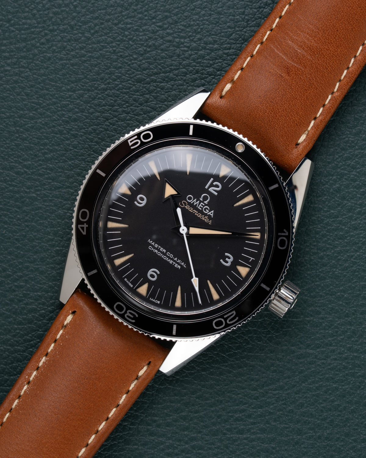 Omega Seamaster 300 Master Co-Axial 233.32.41.21.01.002 - diagonaal aanzicht met kroon op 3 uur en zwarte keramische bezel