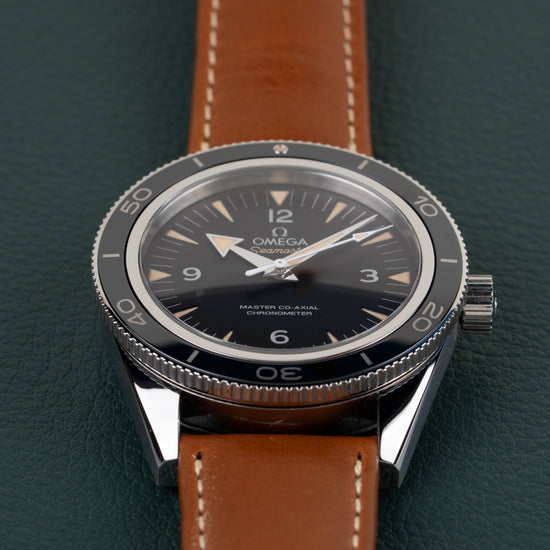 Omega Seamaster 300 Master Co-Axial 233.32.41.21.01.002 - close-up van wijzerplaat en bezel onder een hoek