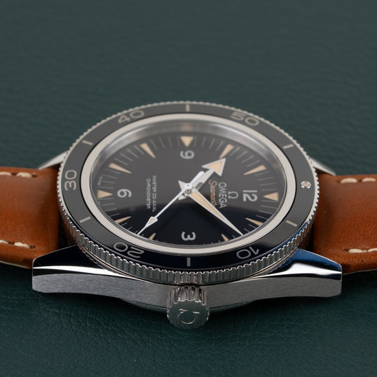 Omega Seamaster 300 Master Co-Axial 233.32.41.21.01.002 - zijaanzicht van de kast met kroon en zwarte keramische bezel
