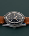 Omega Seamaster 300 Master Co-Axial 233.32.41.21.01.002 - zijaanzicht van de kast met kroon en zwarte keramische bezel