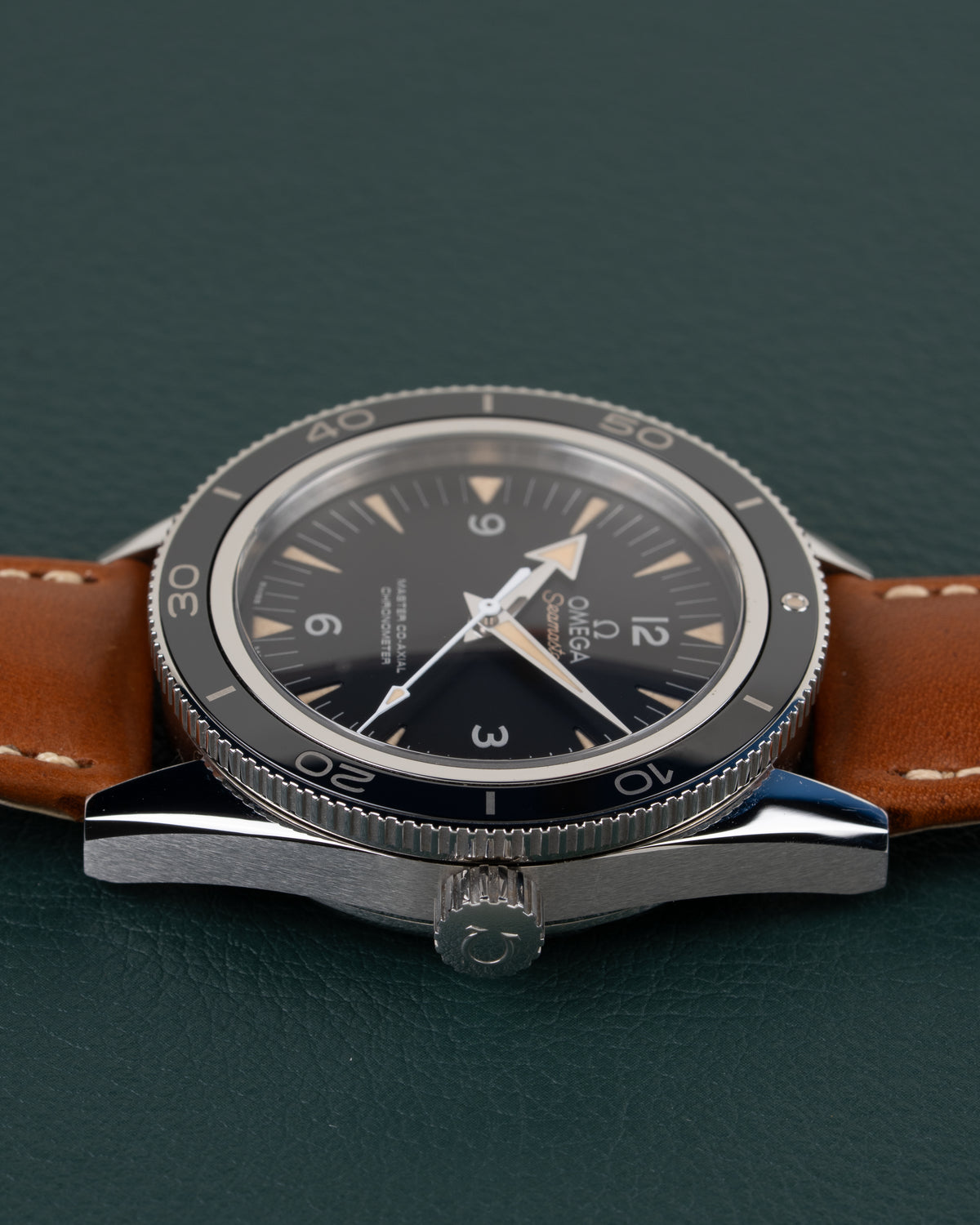Omega Seamaster 300 Master Co-Axial 233.32.41.21.01.002 - zijaanzicht van de kast met kroon en zwarte keramische bezel