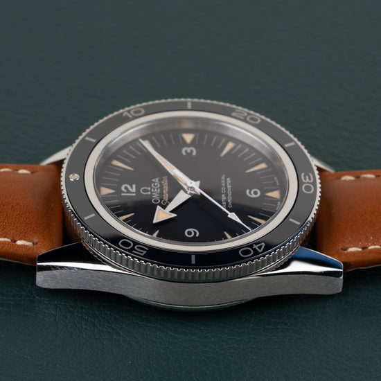 Omega Seamaster 300 Master Co-Axial 233.32.41.21.01.002 - zijaanzicht van de kast vanaf de andere kant met kroon