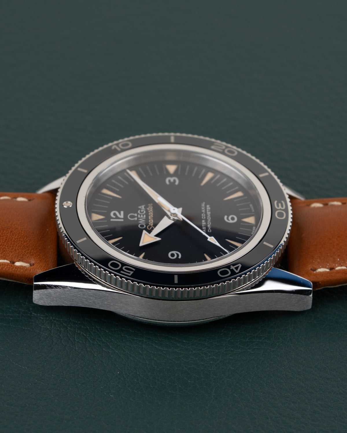 Omega Seamaster 300 Master Co-Axial 233.32.41.21.01.002 - zijaanzicht van de kast vanaf de andere kant met kroon