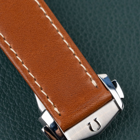 Omega Seamaster 300 Master Co-Axial 233.32.41.21.01.002 - close-up van de vouwsluiting met Omega logo op bruin leren band
