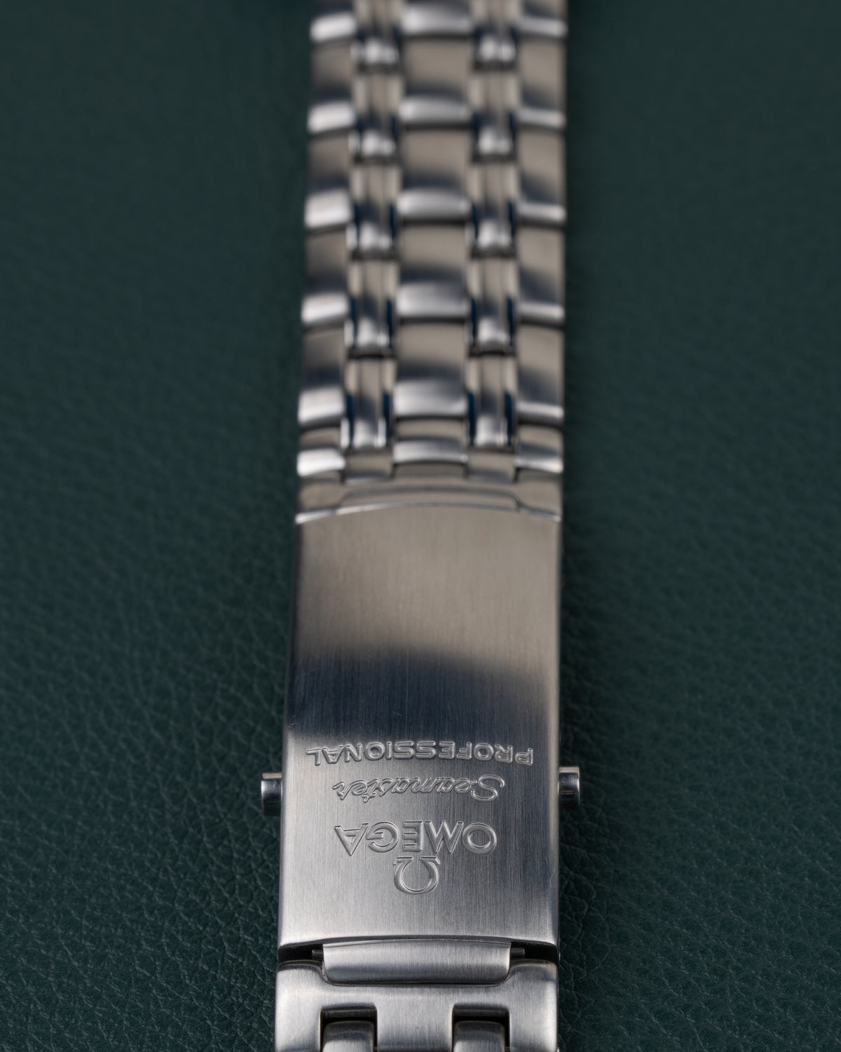 Omega Seamaster 300M 212.30.36.61.01.001 - close-up van de sluiting met Omega Seamaster Professional gravering