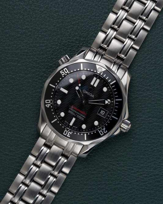 Omega Seamaster 300M 212.30.36.61.01.001 - diagonaal aanzicht van het horloge, kroon rechts
