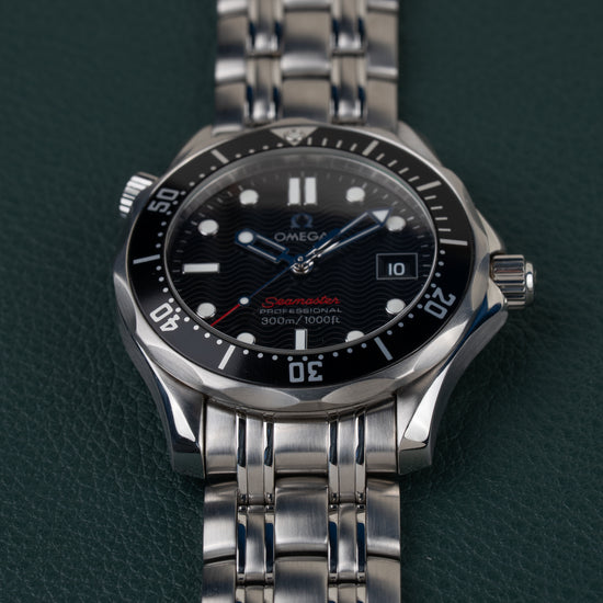 Omega Seamaster 300M 212.30.36.61.01.001 - close-up van de wijzerplaat en bezel, kroon rechts