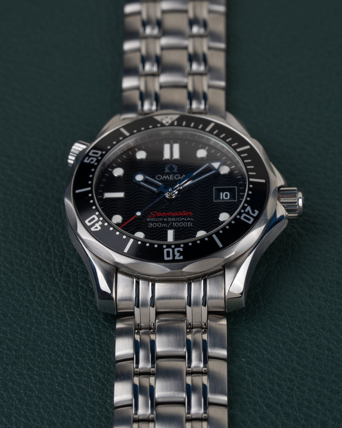 Omega Seamaster 300M 212.30.36.61.01.001 - close-up van de wijzerplaat en bezel, kroon rechts