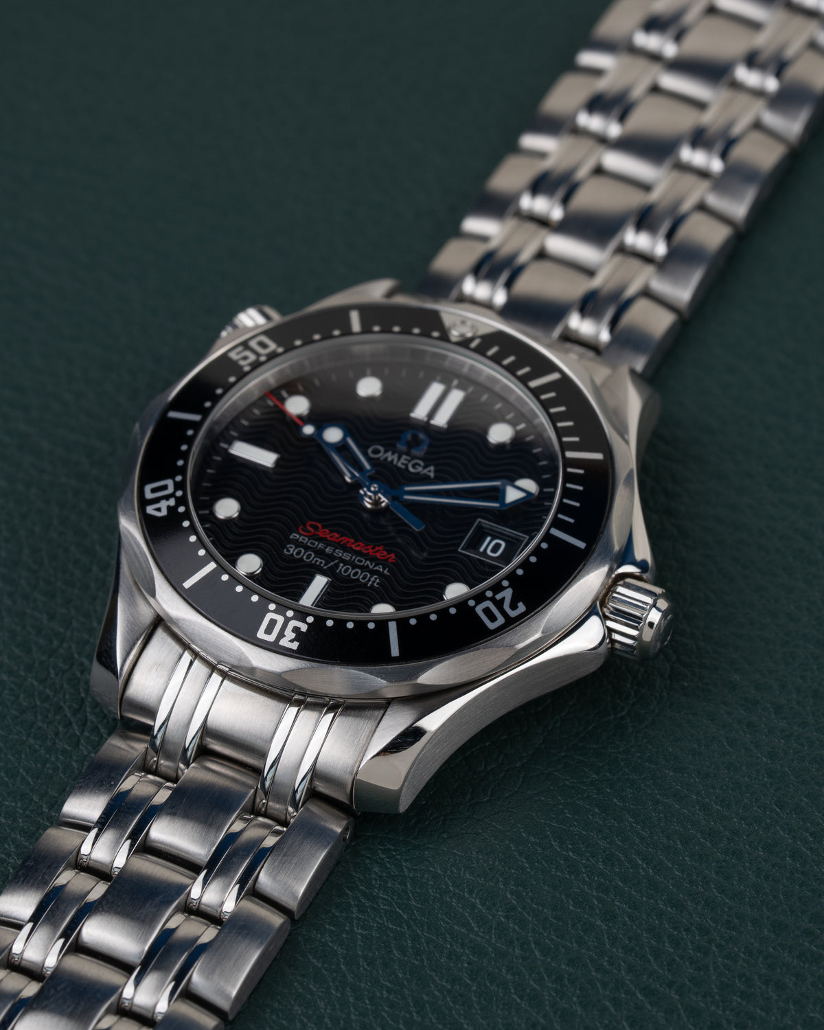Omega Seamaster 300M 212.30.36.61.01.001 - tweede diagonaal aanzicht met goed zichtbaar golfpatroon op de wijzerplaat