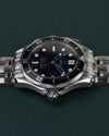 Omega Seamaster 300M 212.30.36.61.01.001 - horloge 90 graden gedraaid gefotografeerd, kroon onderaan