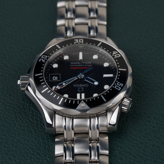 Omega Seamaster 300M 212.30.36.61.01.001 - ondersteboven aanzicht van de wijzerplaat, kroon links