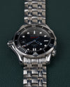 Omega Seamaster 300M 212.30.36.61.01.001 - ondersteboven aanzicht van de wijzerplaat, kroon links