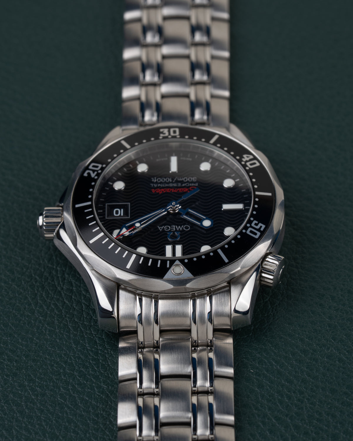Omega Seamaster 300M 212.30.36.61.01.001 - ondersteboven aanzicht van de wijzerplaat, kroon links