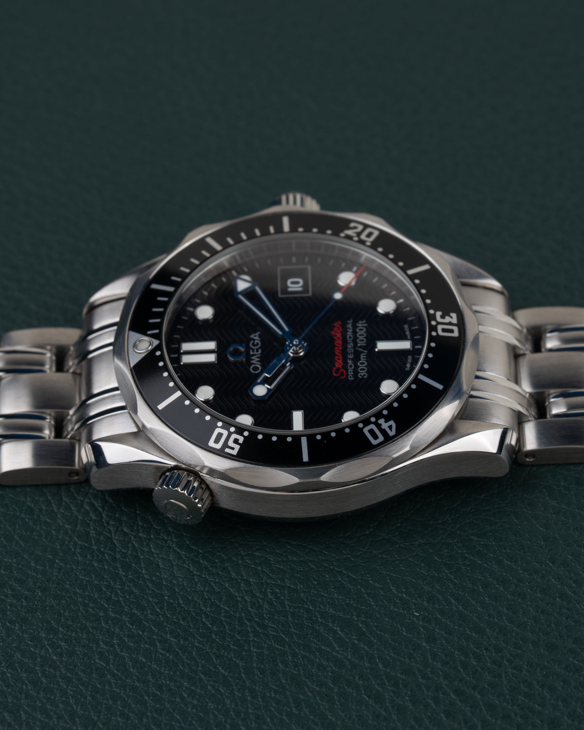 Omega Seamaster 300M 212.30.36.61.01.001 - horloge 90 graden de andere kant op gedraaid, kroon onderaan links