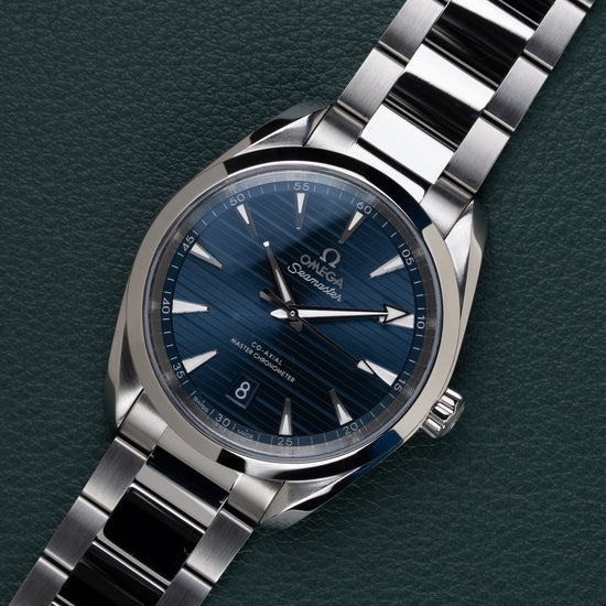 Omega Seamaster Aqua Terra 150M 220.10.38.20.03.001 - diagonaal aanzicht met kroon op 3 uur en blauwe wijzerplaat
