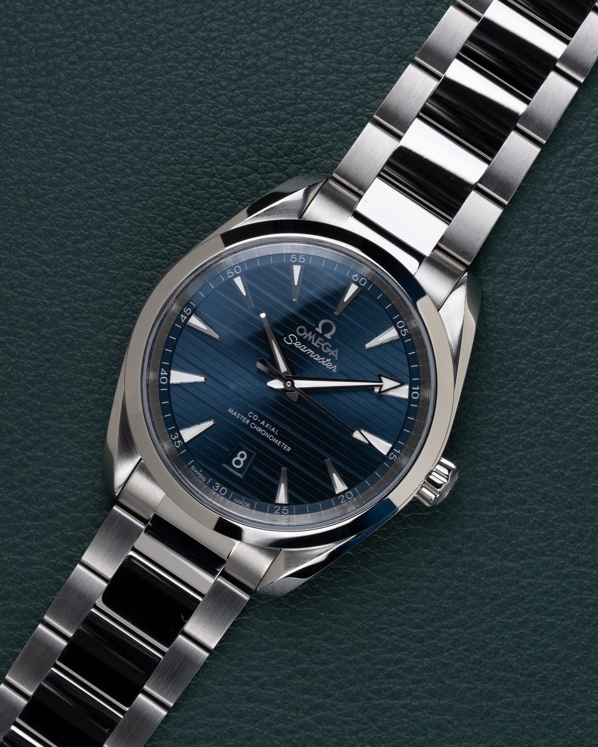 Omega Seamaster Aqua Terra 150M 220.10.38.20.03.001 - diagonaal aanzicht met kroon op 3 uur en blauwe wijzerplaat