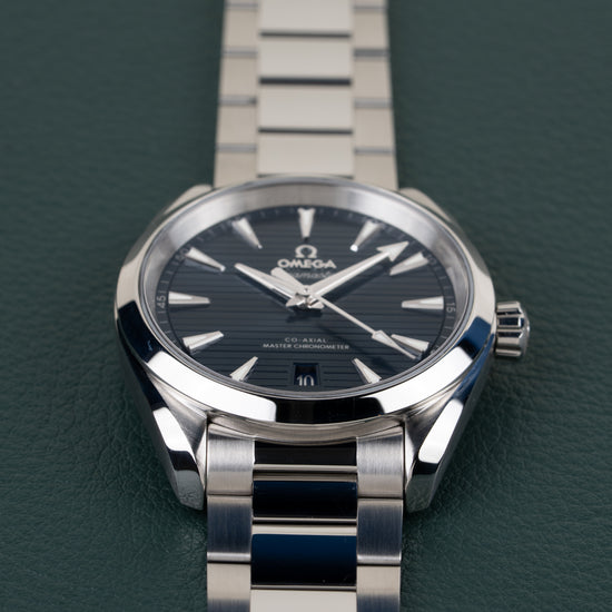 Omega Seamaster Aqua Terra 150M 220.10.38.20.03.001 - close-up van wijzerplaat en kast met datumvenster