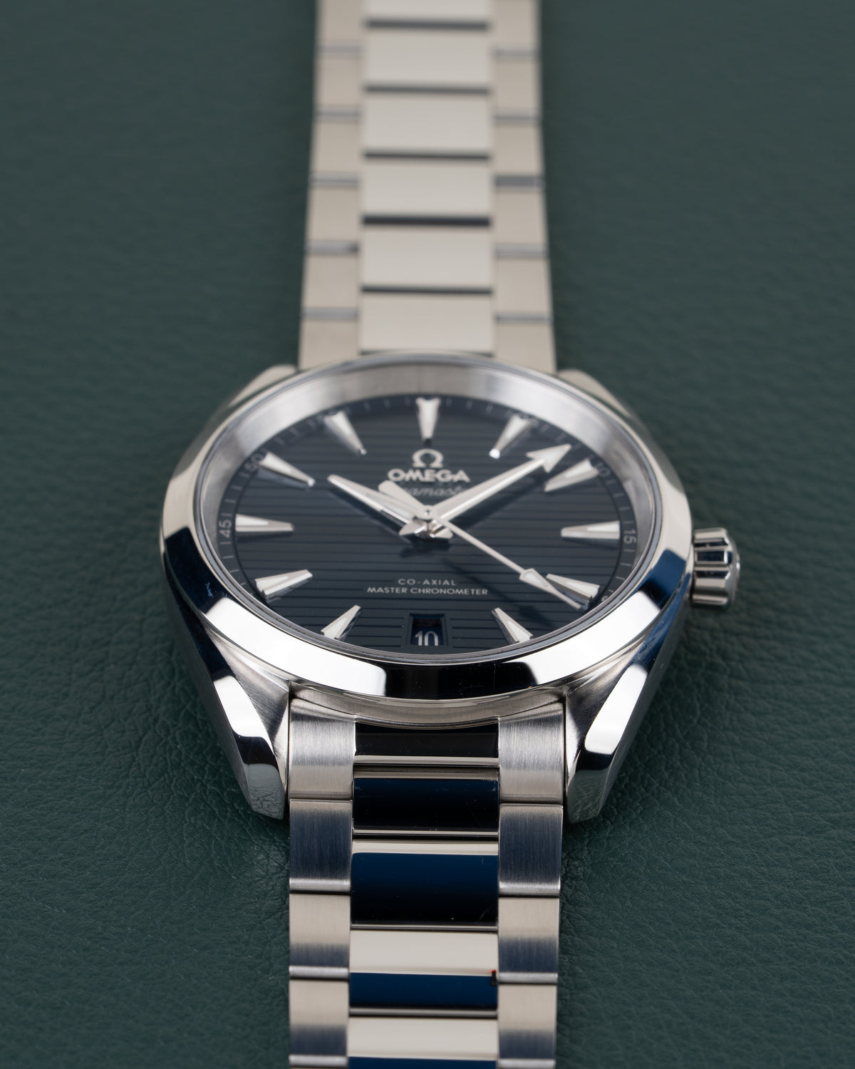 Omega Seamaster Aqua Terra 150M 220.10.38.20.03.001 - close-up van wijzerplaat en kast met datumvenster