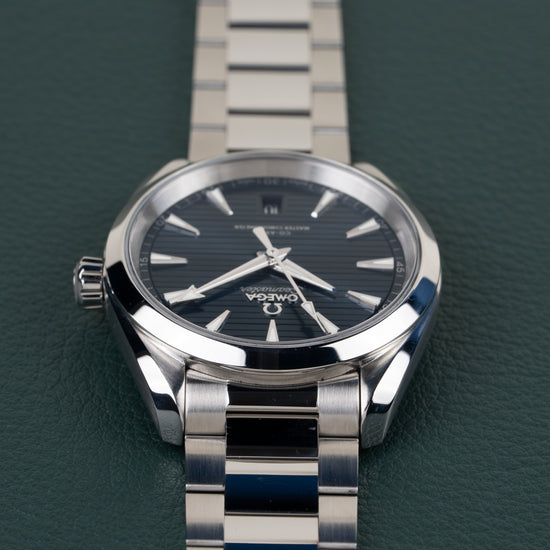Omega Seamaster Aqua Terra 150M 220.10.38.20.03.001 - zijaanzicht van de kast vanaf de andere zijde met kroon