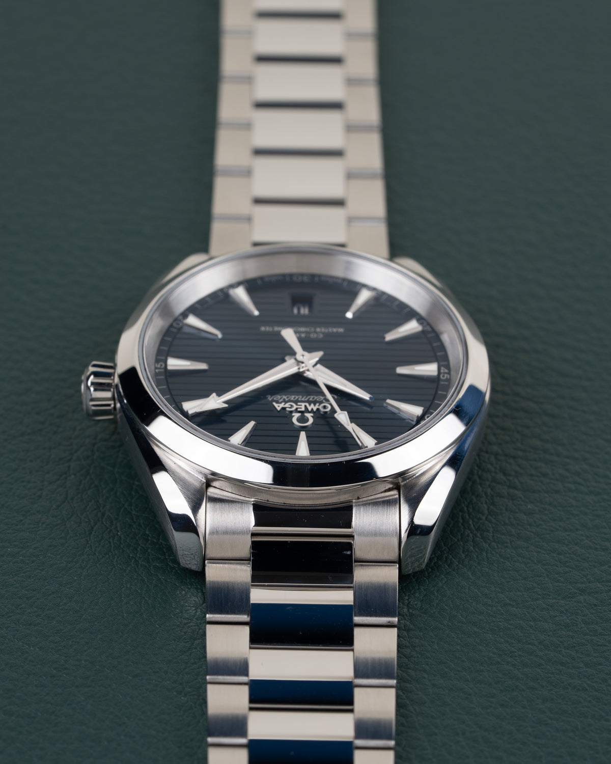 Omega Seamaster Aqua Terra 150M 220.10.38.20.03.001 - zijaanzicht van de kast vanaf de andere zijde met kroon