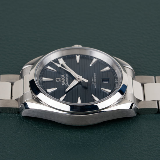 Omega Seamaster Aqua Terra 150M 220.10.38.20.03.001 - bovenaanzicht van de kast met kroon