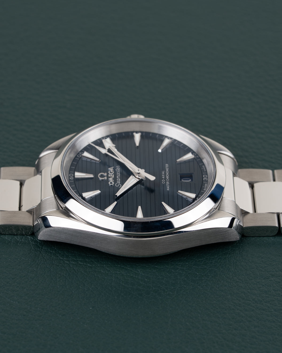 Omega Seamaster Aqua Terra 150M 220.10.38.20.03.001 - bovenaanzicht van de kast met kroon