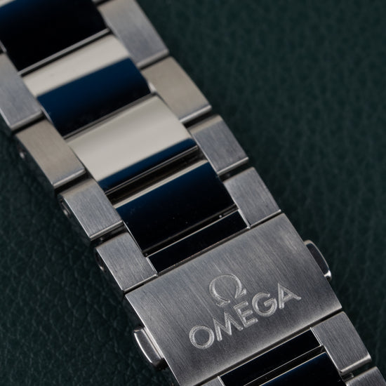 Omega Seamaster Aqua Terra 150M 220.10.38.20.03.001 - close-up van de vouwsluiting met Omega logo op roestvrijstalen band
