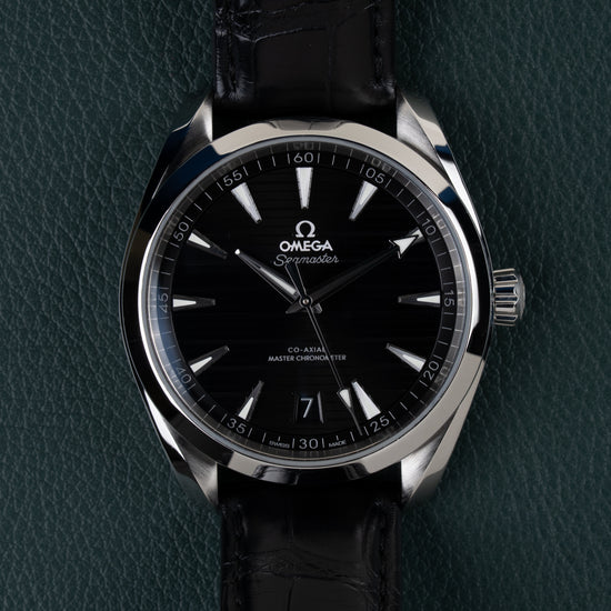 Omega Seamaster Aqua Terra 150M 220.13.41.21.01.001 - Frontale close-up recht van boven met zwarte wijzerplaat en zwarte leren band