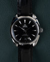 Omega Seamaster Aqua Terra 150M 220.13.41.21.01.001 - Frontale close-up recht van boven met zwarte wijzerplaat en zwarte leren band