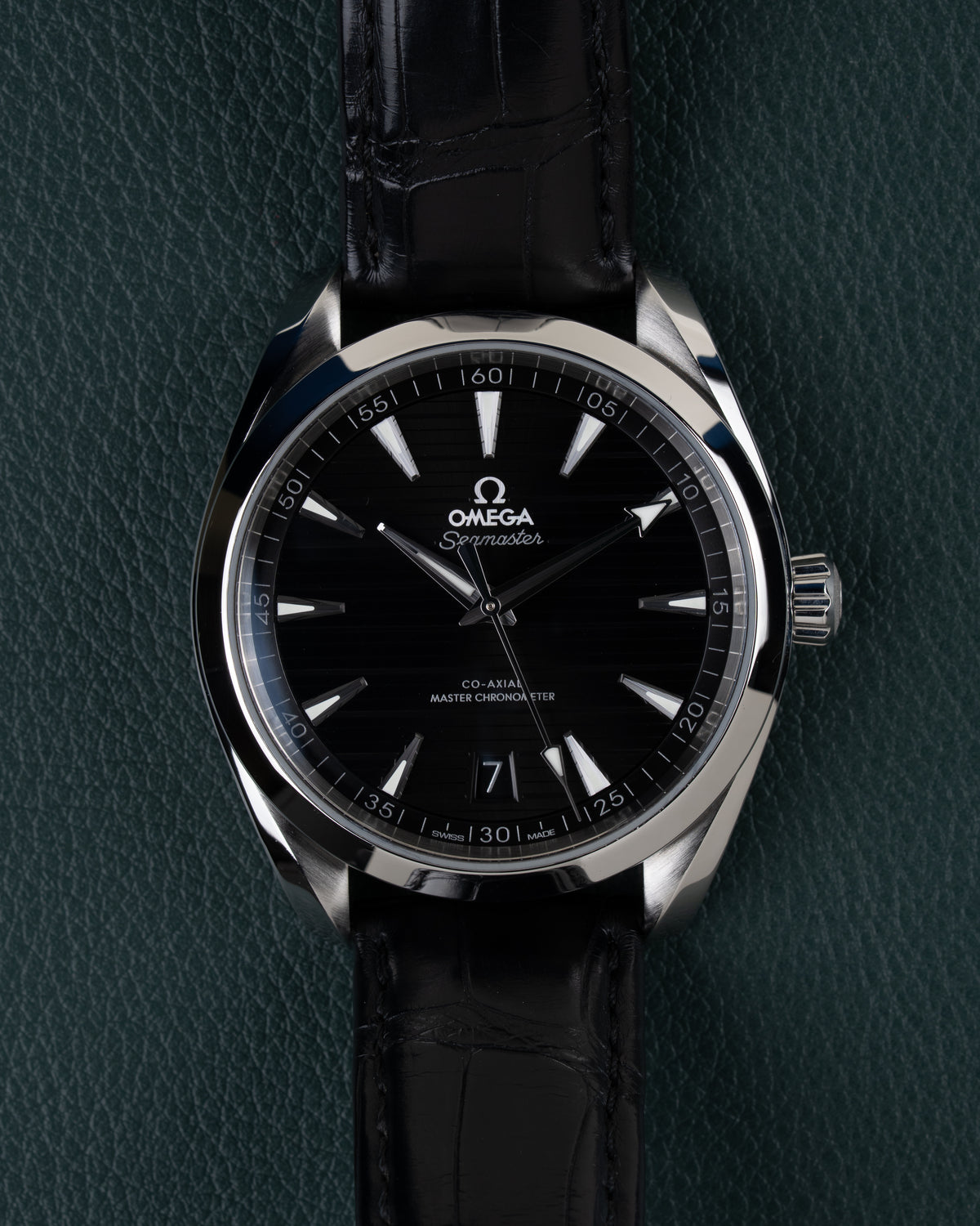 Omega Seamaster Aqua Terra 150M 220.13.41.21.01.001 - Frontale close-up recht van boven met zwarte wijzerplaat en zwarte leren band
