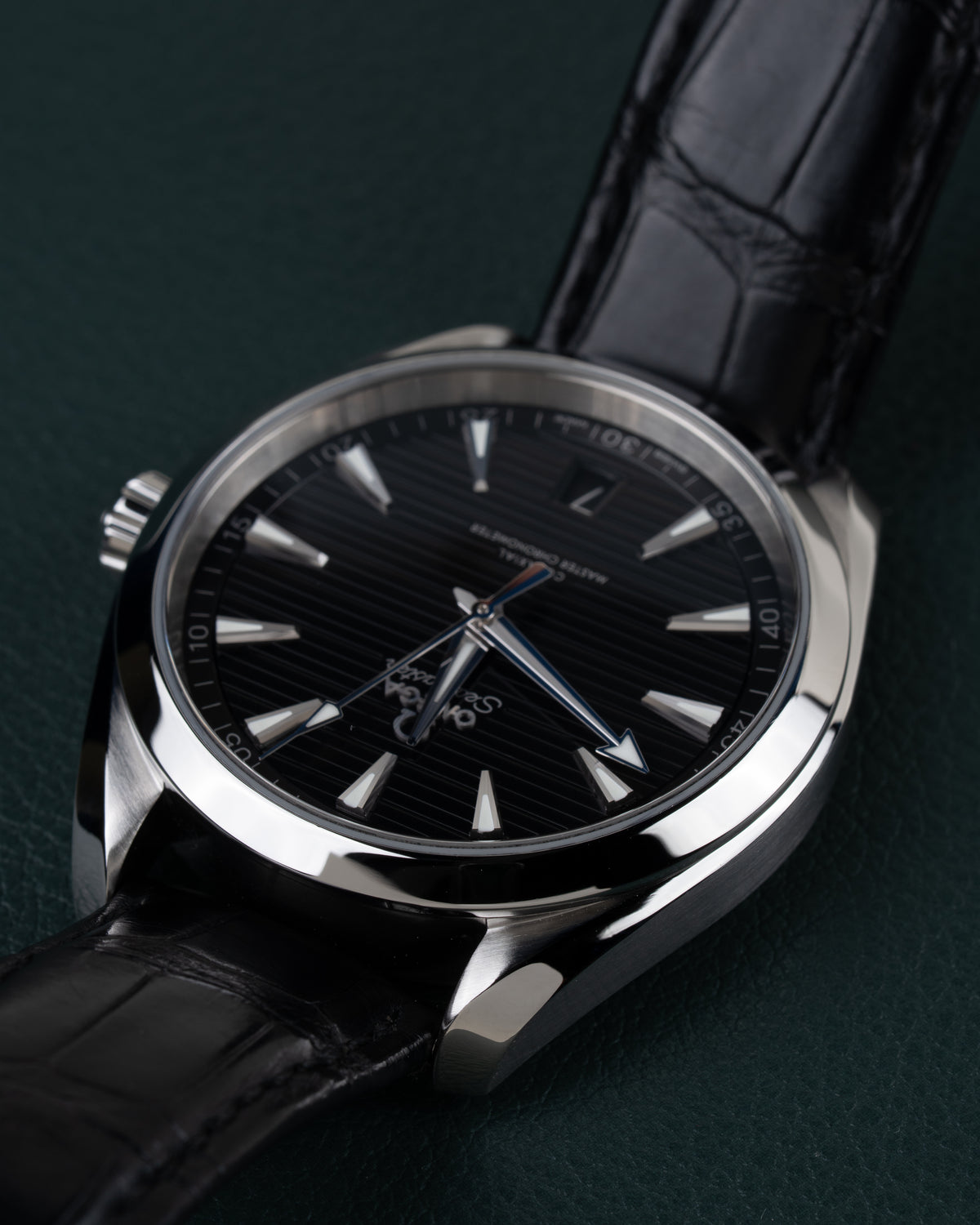Omega Seamaster Aqua Terra 150M 220.13.41.21.01.001 - Bovenaanzicht ondersteboven onder een hoek met de kroon aan de linkerzijde