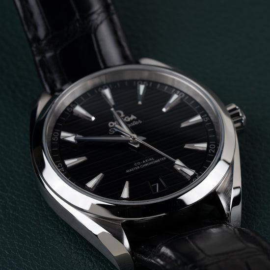 Omega Seamaster Aqua Terra 150M 220.13.41.21.01.001 - Frontale close-up onder een hoek met de kroon aan de rechterzijde en de band schuin naar boven