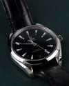 Omega Seamaster Aqua Terra 150M 220.13.41.21.01.001 - Frontale close-up onder een hoek met de kroon aan de rechterzijde en de band schuin naar boven