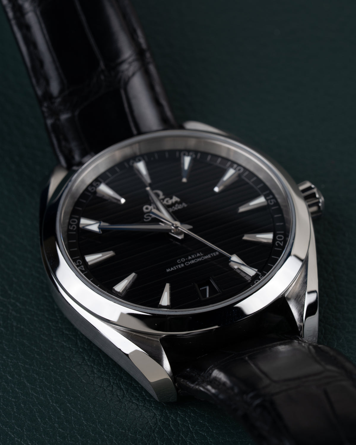 Omega Seamaster Aqua Terra 150M 220.13.41.21.01.001 - Frontale close-up onder een hoek met de kroon aan de rechterzijde en de band schuin naar boven
