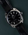 Omega Seamaster Aqua Terra 150M 220.13.41.21.01.001 - Frontaal aanzicht onder een hoek met zwarte wijzerplaat en de kroon rechtsboven