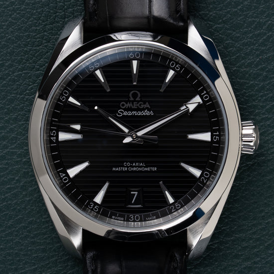 Omega Seamaster Aqua Terra 150M 220.13.41.21.01.001 - Frontale close-up van de wijzerplaat met gestreepte textuur en datumvenster op 7